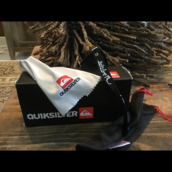 🔥🔥 Quicksilver sunglasses Black and Silver - Picture 5 of 5